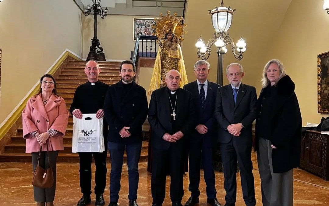 Lo Rat Penat presenta a l’arquebisbe de Valéncia la nova edició de ‘Els Quatre Evangelis’